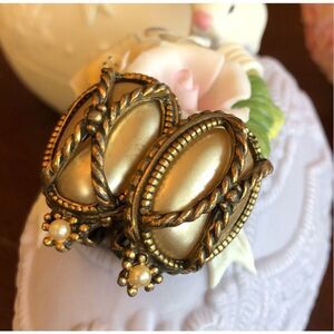 REGAL - 🎉HP🎉 Vintage Regal Gothic-Style Oval Faux Pearl Chunky Clip-Ons